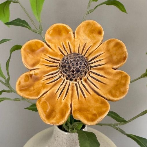 keramiekbloemist_annemoon_anemona_octa_okergeel Anemoon Octa Okergeel - Afbeelding 1